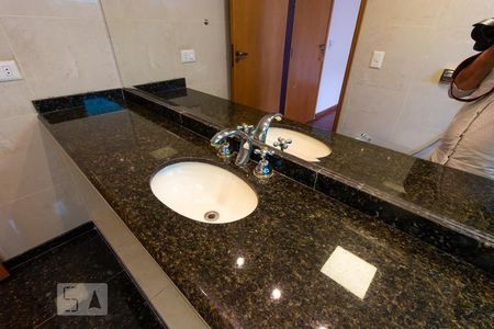 Casa de condomínio para alugar com 480m², 5 quartos e 3 vagasBanheiro - Suite 4