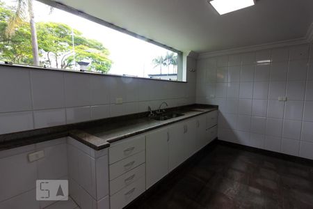Casa de condomínio para alugar com 480m², 5 quartos e 3 vagasSala de almoço e Cozinha 