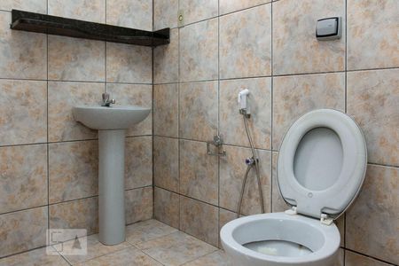 Casa para alugar com 150m², 3 quartos e 2 vagasBanheiro social