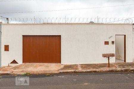 Casa para alugar com 150m², 3 quartos e 2 vagasFachada