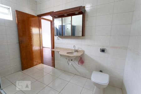 Casa para alugar com 136m², 3 quartos e 2 vagasBanheiro 