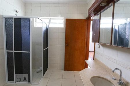 Casa para alugar com 136m², 3 quartos e 2 vagasBanheiro 