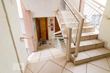 Apartamento para alugar com 65m², 2 quartos e 1 vagaEscadas de acesso ao apartamento