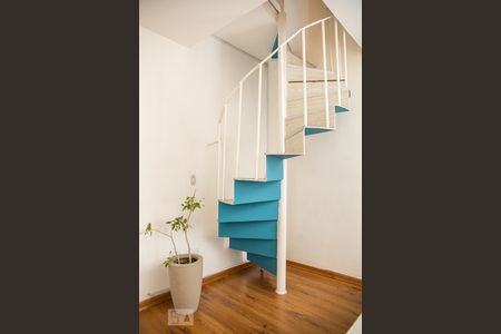 Sala - escada de acesso a cobertura de apartamento para alugar com 4 quartos, 110m² em Santa Cruz Industrial, Contagem