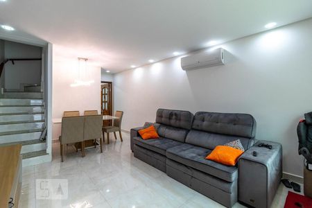 Sala de Estar de casa à venda com 2 quartos, 125m² em Parque Maria Domitila, São Paulo