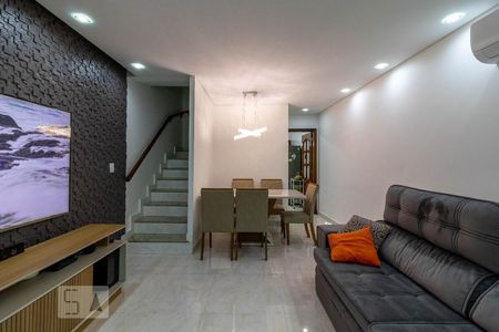 Sala de Estar de casa à venda com 2 quartos, 125m² em Parque Maria Domitila, São Paulo