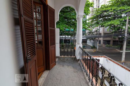 Casa para alugar com 350m², 5 quartos e 5 vagas Casa para alugar com 350m², 5 quartos e 5 vagasVaranda do Quarto 2