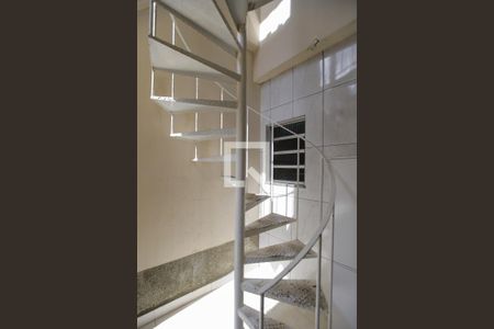 Casa à venda com 200m², 3 quartos e 2 vagasEscada