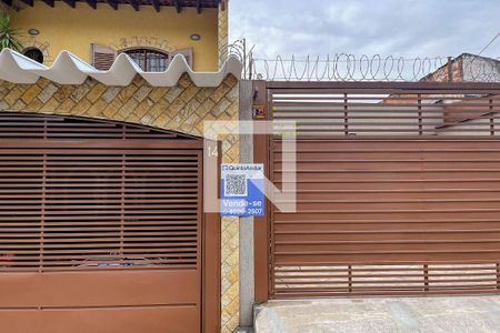 Casa à venda com 220m², 3 quartos e 2 vagasFachada