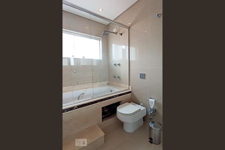 Casa de condomínio à venda com 340m², 4 quartos e 6 vagasBanheiro suíte