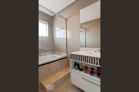 Casa de condomínio à venda com 340m², 4 quartos e 6 vagasBanheiro social