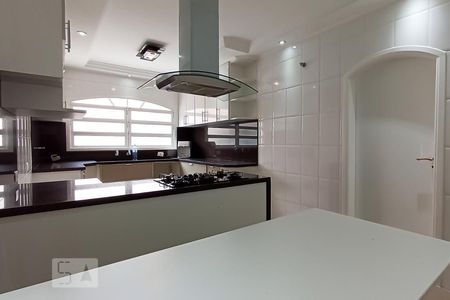 Casa de condomínio à venda com 340m², 4 quartos e 6 vagasCopa e cozinha