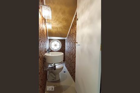 Casa de condomínio à venda com 340m², 4 quartos e 6 vagasLavabo