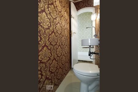 Casa de condomínio à venda com 340m², 4 quartos e 6 vagasLavabo