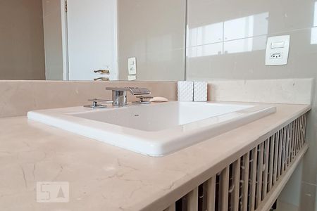 Casa de condomínio à venda com 340m², 4 quartos e 6 vagasDetalhe banheiro social - Pia