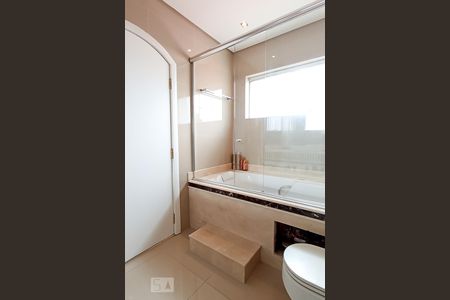 Casa de condomínio à venda com 340m², 4 quartos e 6 vagasBanheiro suíte