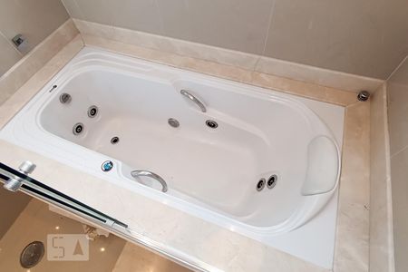 Casa de condomínio à venda com 340m², 4 quartos e 6 vagasDetalhe banheiro social - Banheira