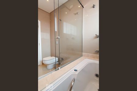 Casa de condomínio à venda com 340m², 4 quartos e 6 vagasBanheiro social