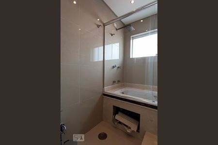 Casa de condomínio à venda com 340m², 4 quartos e 6 vagasBanheiro social