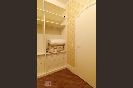 Casa de condomínio à venda com 340m², 4 quartos e 6 vagasCloset suíte