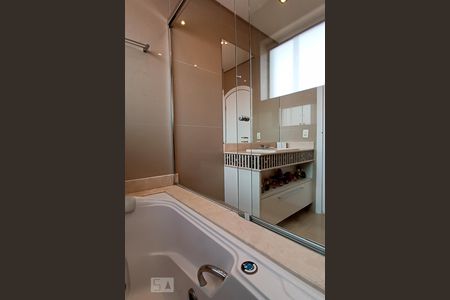 Casa de condomínio à venda com 340m², 4 quartos e 6 vagasBanheiro social