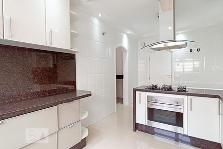 Casa de condomínio à venda com 340m², 4 quartos e 6 vagasCopa e cozinha