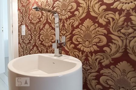 Casa de condomínio à venda com 340m², 4 quartos e 6 vagasDetalhe lavabo - Pia