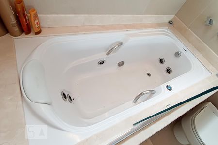 Casa de condomínio à venda com 340m², 4 quartos e 6 vagasDetalhe banheiro suíte - Banheira