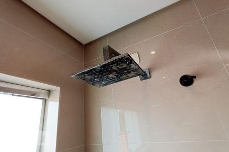 Casa de condomínio à venda com 340m², 4 quartos e 6 vagasDetalhe banheiro suíte - Chuveiro