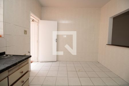 Casa à venda com 220m², 3 quartos e 1 vagaCozinha, porta de acesso á área de serviço 