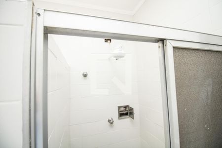 Casa à venda com 220m², 3 quartos e 1 vagaBanheiro, box e chuveiro 