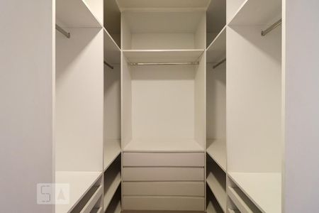 Apartamento à venda com 234m², 3 quartos e 3 vagasCloset da Suíte 1