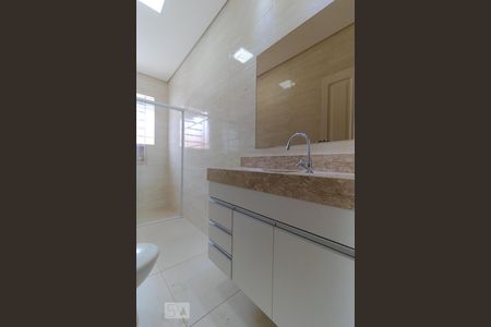 Casa à venda com 200m², 3 quartos e 2 vagasBanheiro