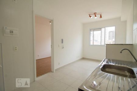 Cozinha  de apartamento para alugar com 1 quarto, 27m² em Cambuci, São Paulo