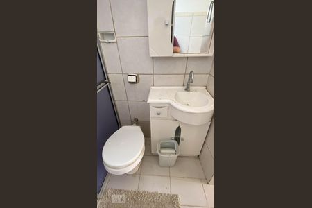 Banheiro de apartamento à venda com 1 quarto, 56m² em Santo Antônio, Porto Alegre