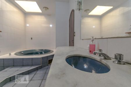 Casa para alugar com 600m², 15 quartos e 4 vagasBanheiro do corredor do piso 3