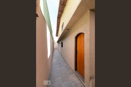 Casa à venda com 254m², 3 quartos e 2 vagasCorredor lateral externo