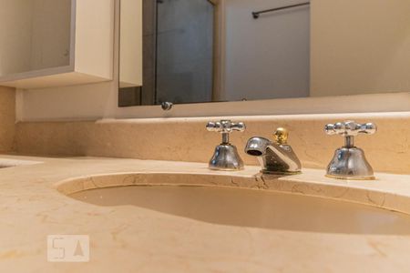 Apartamento à venda com 370m², 3 quartos e sem vagaBanheiro da Suíte 2 - Pia