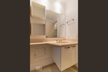 Apartamento à venda com 370m², 3 quartos e sem vagaBanheiro da Suíte 2 - Armários