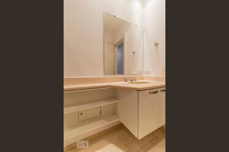 Apartamento à venda com 370m², 3 quartos e sem vagaBanheiro da Suíte 1 - Armários