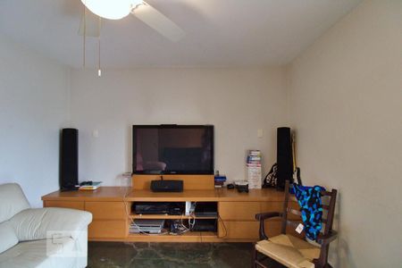 Casa à venda com 550m², 4 quartos e 5 vagas Casa à venda com 550m², 4 quartos e 5 vagasSala de TV