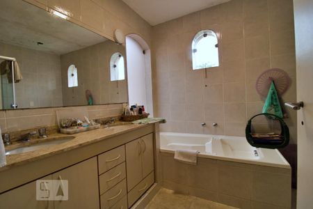 Casa à venda com 550m², 4 quartos e 5 vagas Casa à venda com 550m², 4 quartos e 5 vagasBanheiro da Suíte 1