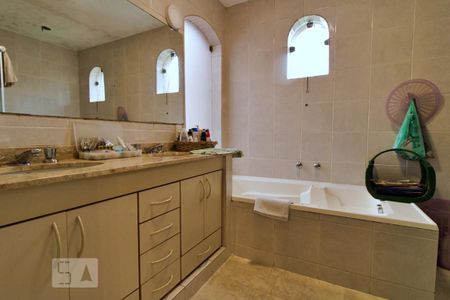 Casa à venda com 550m², 4 quartos e 5 vagas Casa à venda com 550m², 4 quartos e 5 vagasBanheiro da Suíte 1