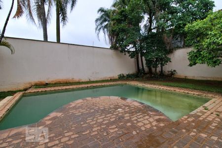 Casa à venda com 550m², 4 quartos e 5 vagas Casa à venda com 550m², 4 quartos e 5 vagasÁrea comum - Piscina