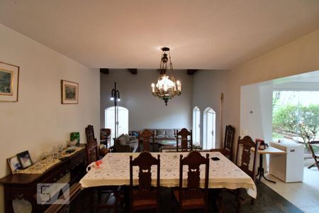 Casa à venda com 550m², 4 quartos e 5 vagas Casa à venda com 550m², 4 quartos e 5 vagasSala