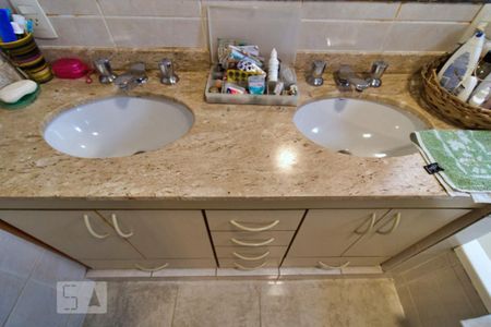 Casa à venda com 550m², 4 quartos e 5 vagas Casa à venda com 550m², 4 quartos e 5 vagasBanheiro da Suíte 1