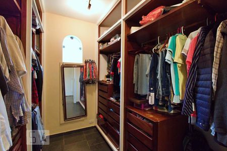 Casa à venda com 550m², 4 quartos e 5 vagas Casa à venda com 550m², 4 quartos e 5 vagasCloset da Suíte 1