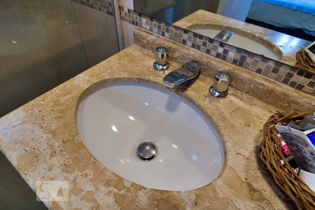 Casa à venda com 550m², 4 quartos e 5 vagas Casa à venda com 550m², 4 quartos e 5 vagasBanheiro da Suíte 2