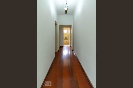 Casa à venda com 240m², 3 quartos e 5 vagasCorredor