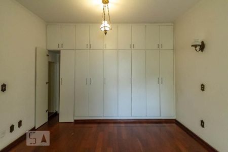 Casa à venda com 240m², 3 quartos e 5 vagasSuíte